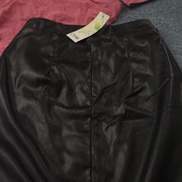 Lia•Cher faux leather skirt 🔥 - Picture 4 of 4